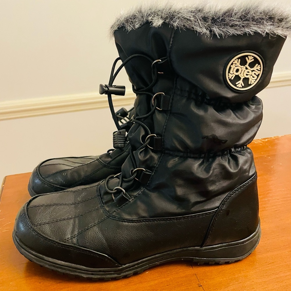 Totes Womens Size 8 Water Resistant Black Snow Boots with Faux Fur Lining